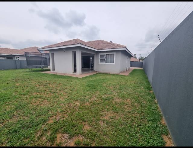 3 BEDROOM TOWNHOUSE FOR SALE IN ARCON PARK